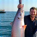 Marco T., cliente con un dentice appena pescato in barca